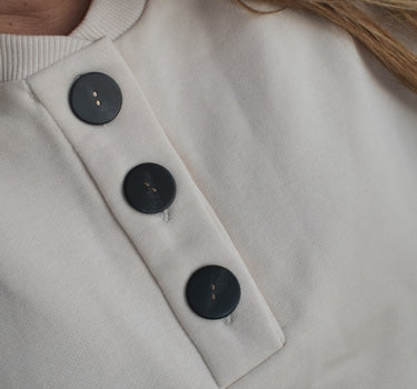 חולצת שרוול ארוך עם כפתורים (בז׳)